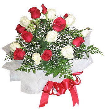 �ve�ler Dikmen anneler g�n� �i�ek yolla  12 adet kirmizi ve beyaz g�ller buket