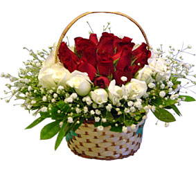Dikmen Naci�ak�r �i�ek�i ma�azas�  Sepet i�erisinde kirmizi ve beyaz g�ller ile hazir