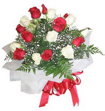�ve�ler Dikmen anneler g�n� �i�ek yolla  12 adet kirmizi ve beyaz g�ller buket