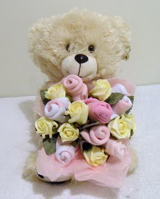 11 adet yapay g�l ve 15 cm boyutlarinda ayicik